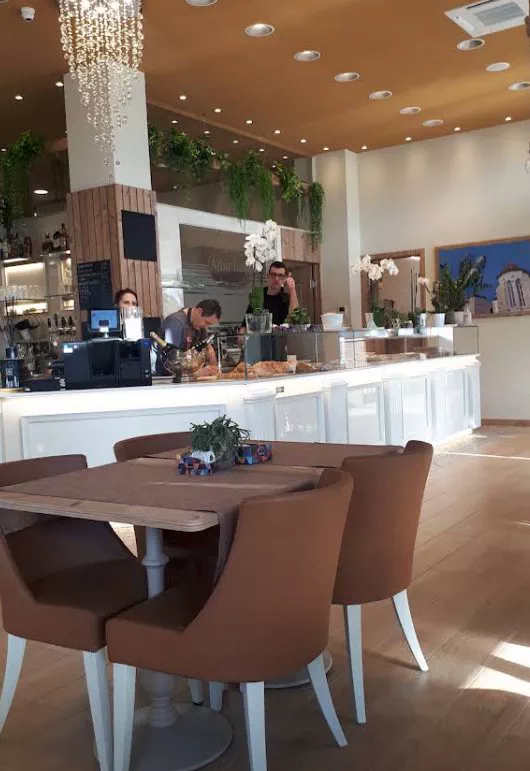 Il bancone con il titolare al lavoro
