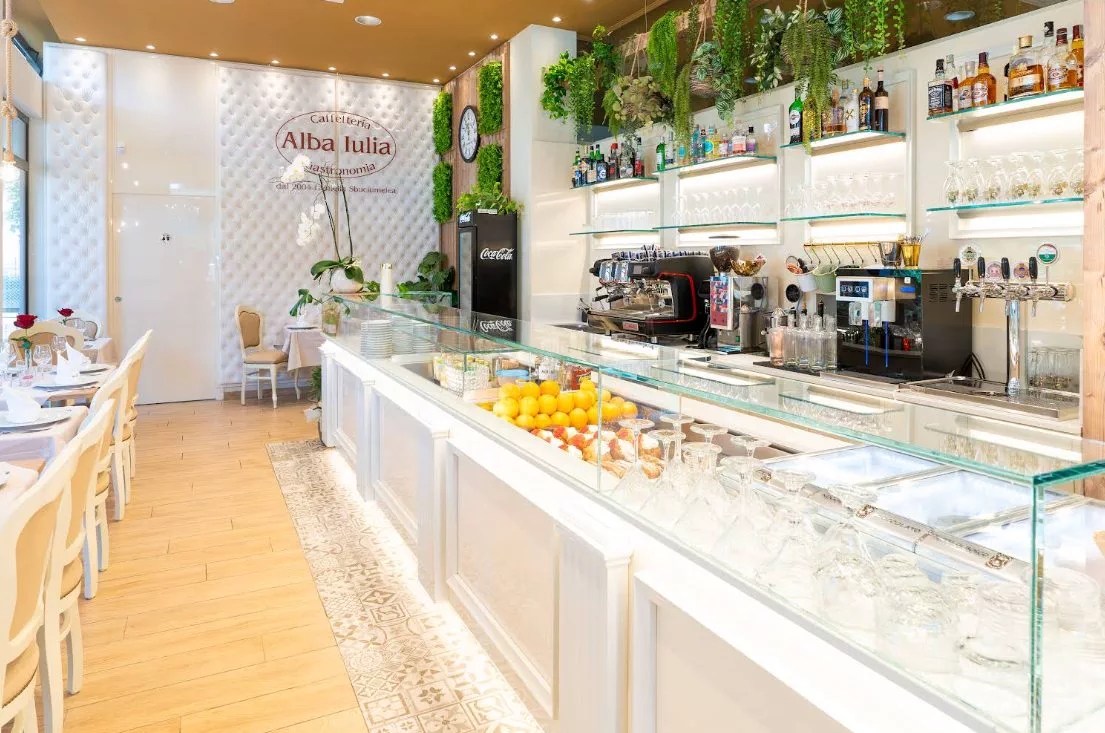 Il bar con la macchina del caffè e le bottiglie