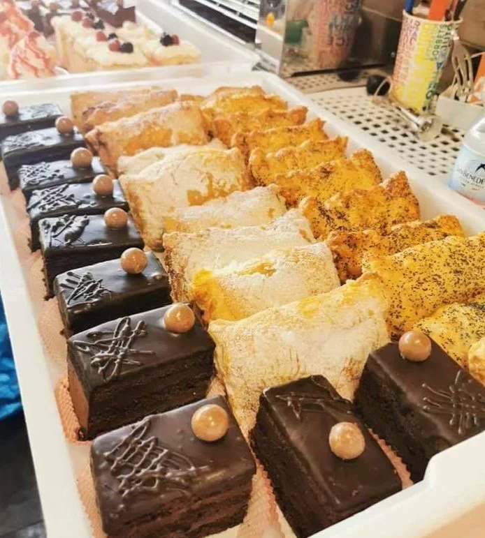 Vassoio di dolci al cioccolato e sfogliatine della pasticceria