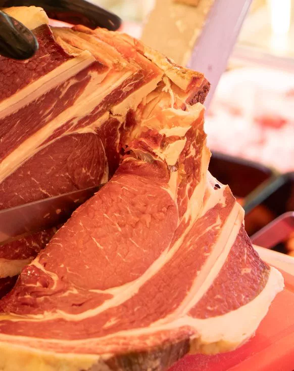 Taglio di carne bovina marezzata al banco