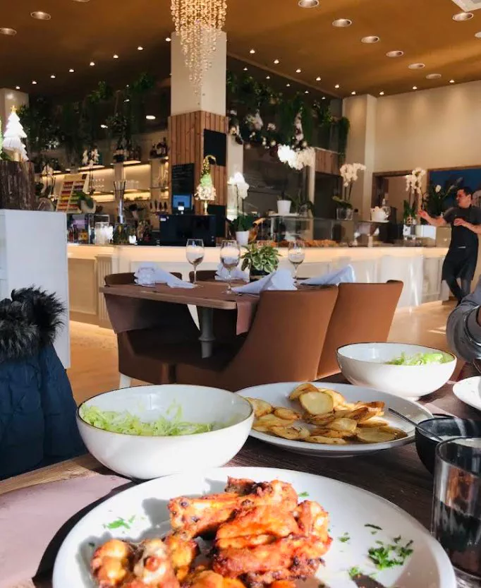 Pranzo in sala: ali di pollo glassate, patate al forno e insalata di cavolo